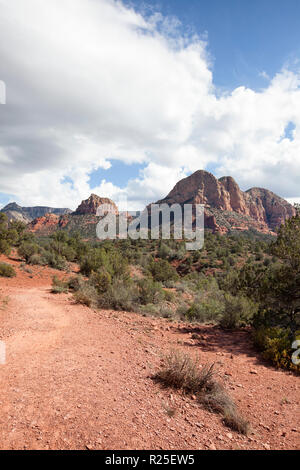Blick entlang kleine Pferd wüste Wanderweg im Sedona Arizona Red Rock Buttes Stockfoto
