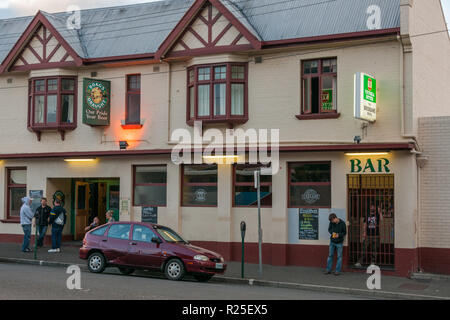 Hobart, Tasmanien, Australien - 13 Dezember, 2009: Brisbane Hotel und Bar ist beige und braune Gebäude mit Menschen vor. Abend geschossen mit Beleuchtung. Stockfoto