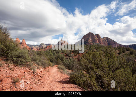 Blick entlang kleine Pferd wüste Wanderweg im Sedona Arizona Red Rock Buttes Stockfoto