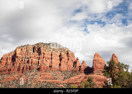 Blick entlang kleine Pferd wüste Wanderweg im Sedona Arizona Red Rock Buttes Stockfoto