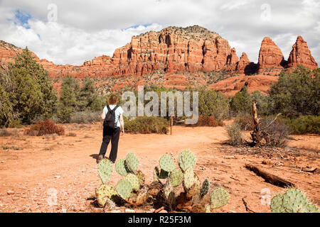 Frau Wanderer entlang Desert Trail auf Little Horse Trail in Sedona, Arizona, mit Elefanten und zwei Nonnen im Hintergrund Stockfoto