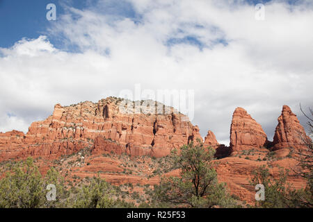 Blick auf rote Felsformationen, die als Elefant und zwei Nonnen zusammen kleine Pferd Trail im Sedona Arizona Stockfoto