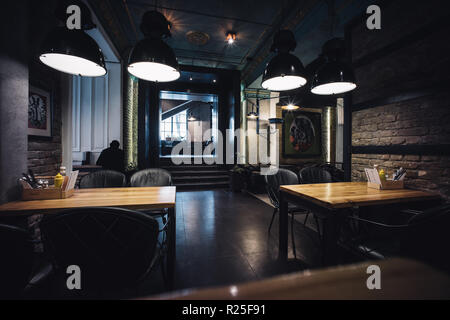 Moderne Loft Restaurant Interieur mit klassischen Akzenten und romanric Atmosphäre Stockfoto