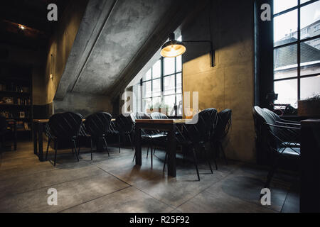 Moderne Loft Restaurant Interieur mit klassischen Akzenten und romanric Atmosphäre Stockfoto