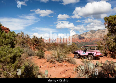 Pink Jeep Tours sind oft auf Spuren gefunden, die sind nur zugänglich durch Wandern wie dieses in Huhn Punkt in Sedona Arizona Stockfoto