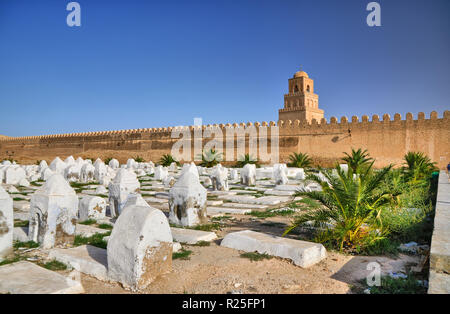 Alten muslimischen Friedhof in der Nähe der Großen Moschee in Kairouan, Sahara, Tunesien, Afrika, HDR Stockfoto