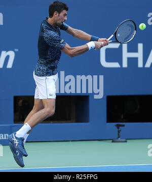 13 Grand-Slam-champion Novak Djokovic aus Serbien in Aktion während seiner 2018 US Open Umlauf von 16 Gleiches an Billie Jean King National Tennis Center Stockfoto