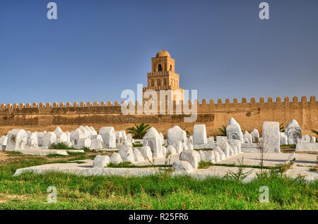 Alten muslimischen Friedhof in der Nähe der Großen Moschee in Kairouan, Sahara, Tunesien, Afrika, HDR Stockfoto