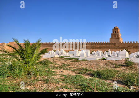 Alten muslimischen Friedhof in der Nähe der Großen Moschee in Kairouan, Sahara, Tunesien, Afrika, HDR Stockfoto