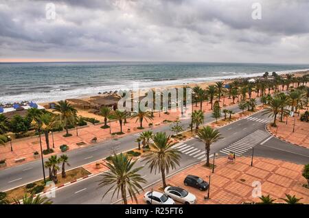 Strand Kegelbahn mit Dattelpalmen, an bewölkten Tag in Hammamet, Tunesien, Mittelmeer, Afrika, HDR Stockfoto