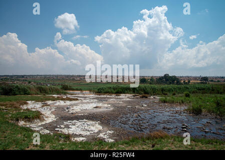 Witbank, Südafrika: Witbank Township von Acid Mine Drainage, Wasserverschmutzung durch den Bergbau betroffen. Dieses Bild ist Teil einer größeren Körper der Arbeit zum historischen Bergbau Umwelt, Wasserressourcen und Gemeinschaften in Südafrika beeinflusst haben. Der Fotograf produzierte auch eine groß angelegte Ausstellung und Buch mit dem Titel "Eine Säure Fluß läuft durch ihn "von wählt dieses Materials. Foto: Eva-Lotta Jansson Stockfoto