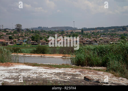 Witbank, Südafrika: Witbank Township von Acid Mine Drainage, Wasserverschmutzung durch den Bergbau betroffen. Dieses Bild ist Teil einer größeren Körper der Arbeit zum historischen Bergbau Umwelt, Wasserressourcen und Gemeinschaften in Südafrika beeinflusst haben. Der Fotograf produzierte auch eine groß angelegte Ausstellung und Buch mit dem Titel "Eine Säure Fluß läuft durch ihn "von wählt dieses Materials. Foto: Eva-Lotta Jansson Stockfoto