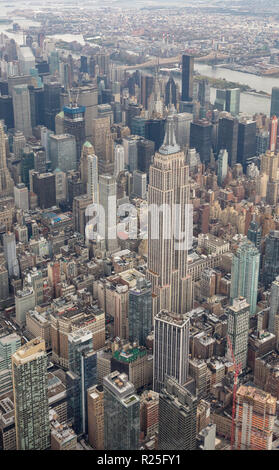 Hubschrauber Rundflug über das Empire State Building und die umliegenden Gebäude, eine Art déco-Stil, Wolkenkratzer, Manhattan, New York, USA Stockfoto
