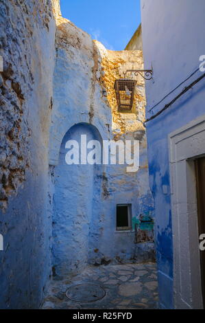 Orientalische Gasse mit blauen Häuser in Medina, Hammamet Tunesien. Stockfoto