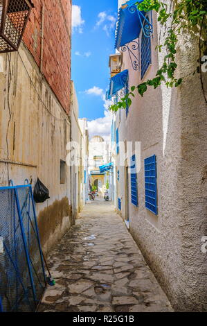 Schmale Straße mit weißen Häusern in Hammamet Tunesien. Stockfoto