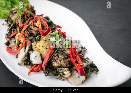 Fry frisch würzig Tintenfisch mit kampot Pfeffer berühmten Gericht der Roten Khmer in Kambodscha rühren Stockfoto