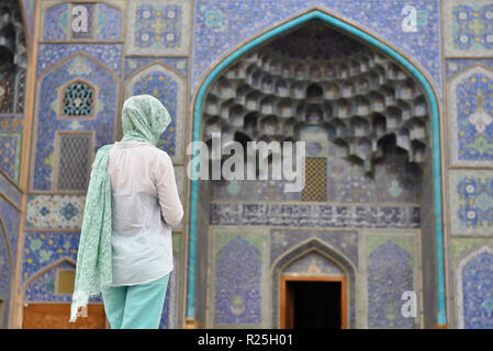 Touristische vor dem Haupttor zum Sheikh Lotfollah Moschee ist eines der architektonischen Meisterwerke der Iranischen, stehend auf der östlichen Seite von nagh Stockfoto