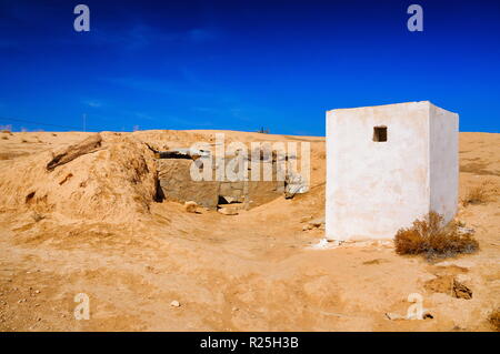 Weißes Gebäude in der Sahara in Tunesien, Nordafrika Stockfoto