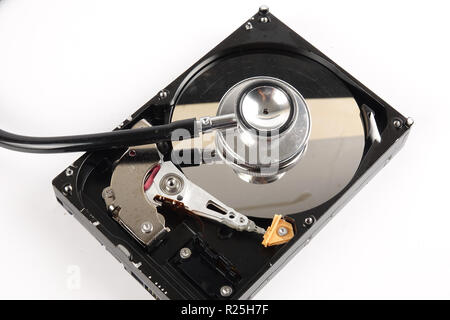 Wiederherstellung und Reparatur TECHNIK KONZEPT: Festplatte (HDD) mit Stethoskop isoliert auf Weiss. Stockfoto
