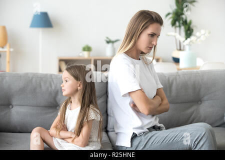 Wütende Mutter und Kind Mädchen sprechen nicht nach Kampf Stockfoto