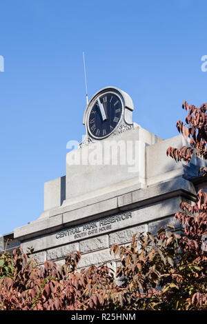 Eine Uhr Gesicht neben der Jackie Onassis Reservoir im Central Park, New York City. Stockfoto