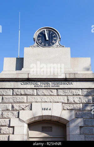 Eine Uhr Gesicht neben der Jackie Onassis Reservoir im Central Park, New York City. Stockfoto