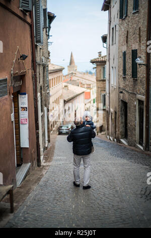 Die Menschen auf der Straße, Urbino, Italien, Europa. Stockfoto