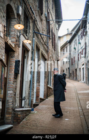 Die Menschen auf der Straße, Urbino, Italien, Europa Stockfoto