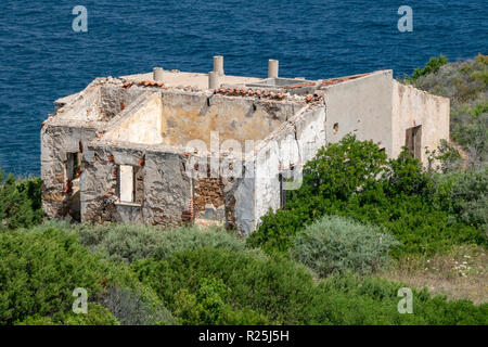 Äußere Detail einer Verfallenen WW2 Gebäude, an der Klippe Rand; Baia Sardinia, Sardinien, Italien. Stockfoto