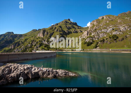 Fedaia See, künstlichen Teich in der Nähe von Canazei, Trentino-Südtirol, Italien Stockfoto