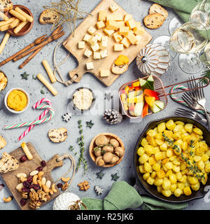 Festliche flach mit Christmas Dinner Party Tisch, Urlaub vegetarische Essen Konzept Hintergrund, Ansicht von oben Stockfoto