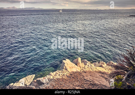 Scenic Coastal Trail Pfad bei Sonnenuntergang, retro Farbe Tonen angewendet, Mallorca, Balearen, Spanien. Stockfoto