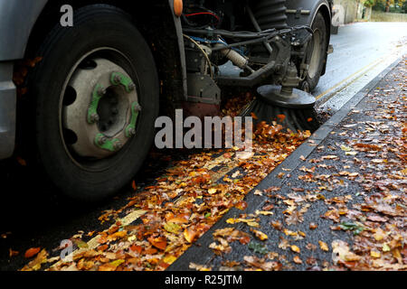 Ein Rat Kehrmaschine abgebildeten Reinigung Blätter entlang der Straße in Chichester, West Sussex, UK. Stockfoto