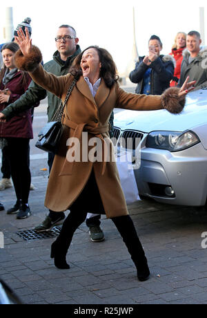 Shirley Ballas kommt an Blackpool Tower Ballsaal vor Streng gekommen, der Tanzen Samstag Abend Show. Stockfoto