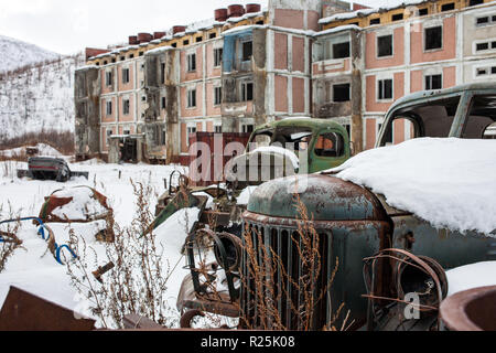 Alten verrosteten LKW-Aufbauten in verlassenen Stadt im Winter Stockfoto