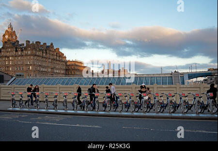 Reihe der Fahrräder, der Waverley Bridge, Edinburgh, Schottland, Großbritannien Stockfoto