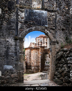 Mittelalterlichen Griechisch-orthodoxen Kirche von Evengelistria, in der byzantinischen Mistras schloss, Griechenland Stockfoto