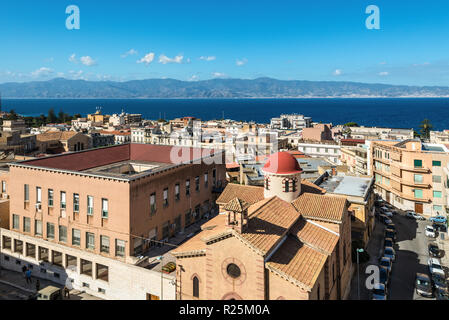 Reggio Calabria, Italien - Oktober 30, 2017: Blick über die Stadt Reggio di Calabria und Straße von Messina zwischen Kalabrien und Sizilien Reggio di Stockfoto