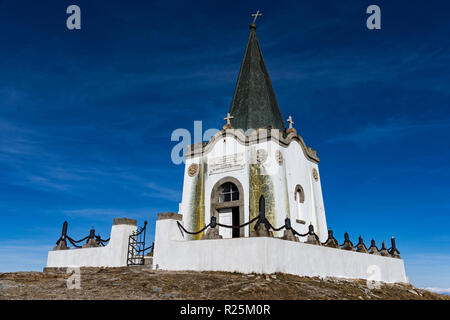 Die serbische Kapelle zum Gedenken an die Opfer der Schlacht von Kaymakchalan im Ersten Weltkrieg auf dem Berg Voras in Griechenland am 10. November 2018 Stockfoto