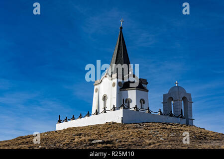 Die serbische Kapelle zum Gedenken an die Opfer der Schlacht von Kaymakchalan im Ersten Weltkrieg auf dem Berg Voras in Griechenland am 10. November 2018 Stockfoto