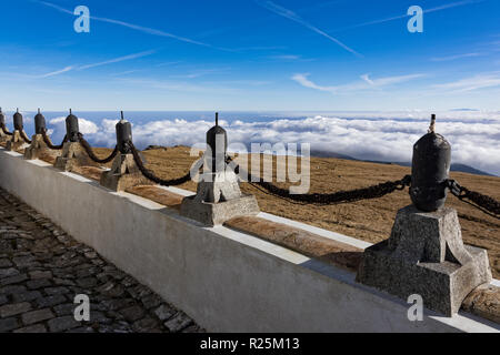 Einen Teil des Zauns der Serbischen Kapelle im Gedenken an ihre Opfer im Ersten Weltkrieg auf dem Berg Voras in Griechenland am 10. November 2018 Stockfoto