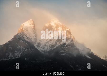 Sonnenaufgang auf dem pedraforca ein sonniger Wintertag, Katalonien Stockfoto