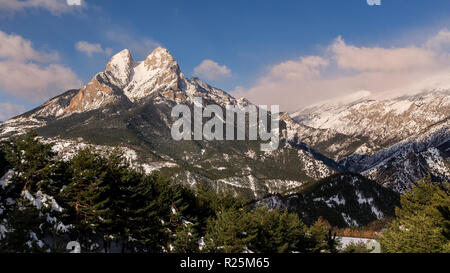 Sonnenaufgang auf dem pedraforca ein sonniger Wintertag, Katalonien. Stockfoto