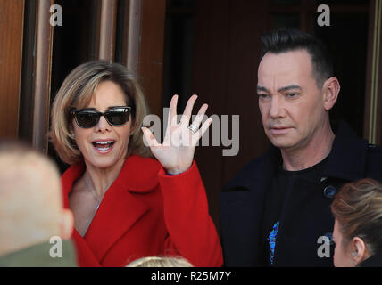 Richter Darcey Bussell und Craig Revel Horwood kommen an Blackpool Tower Ballsaal vor Streng's Tanzen Samstag Abend Show kommen. Stockfoto