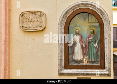 Heiligen Cosmas und Damian in der Malerei auf die Kirche, im historischen Zentrum von Gallipoli, Apulien, Italien Stockfoto