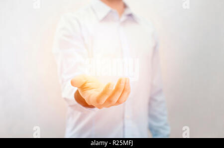 Licht in der Hand des Menschen Stockfoto