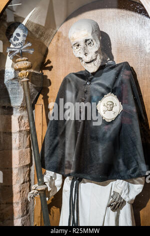 Mama in die Kirche, Urbania, Italien, Europa. Stockfoto