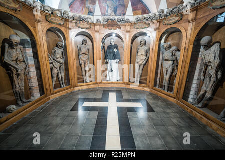 Mama in die Kirche, Urbania, Italien, Europa. Stockfoto