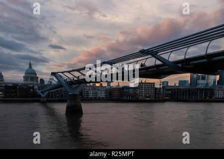 Eine klassische Ansicht der Millennium Bridge in der Dämmerung