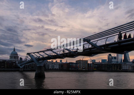 Eine klassische Ansicht der Millennium Bridge in der Dämmerung Stockfoto